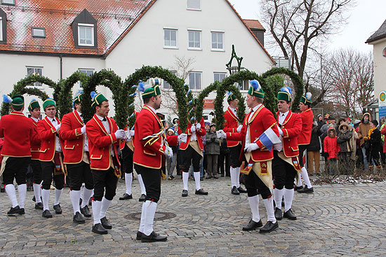 1. Auftritt der Kirchheimer Schäfflerzunft am 6.1.2011 vor dem Rathaus in Kirchheim (©Foto: Martin Schmitz)